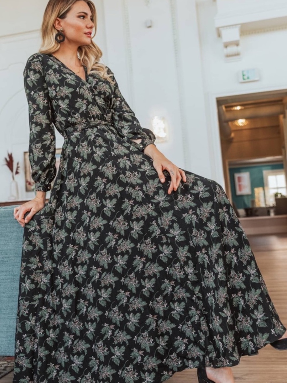 Ivy City Co Holly Berry Floral Holiday Maxi Dress Size Large Black V-Neck Boho